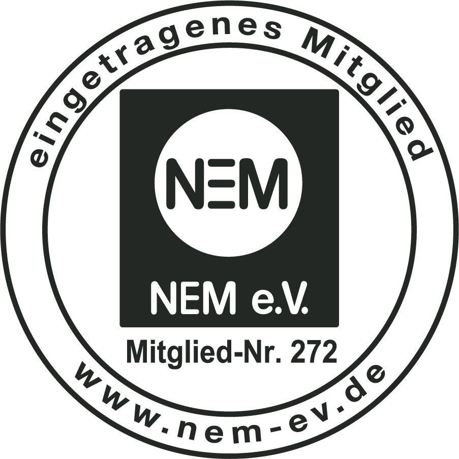 Rundes Qualitätssiegel mit der Aufschrift ‚eingetragenes Mitglied – www.nem-ev.de‘. In der Mitte steht: ‚NEM e.V. – Mitglied-Nr. 272‘ mit dem NEM-Logo.